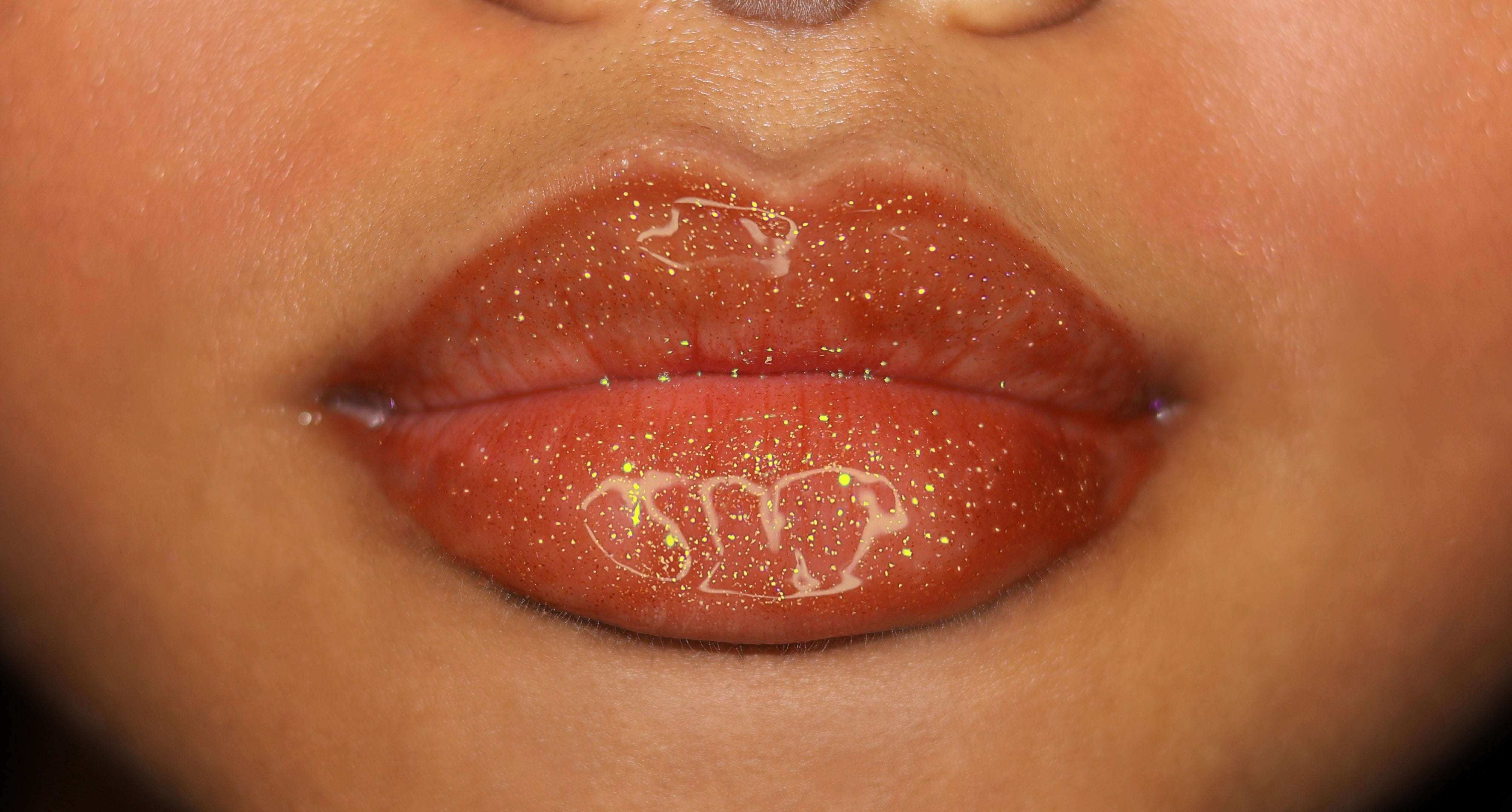 dubai chocolate lip oil: the viral flavor turned lip oil icon