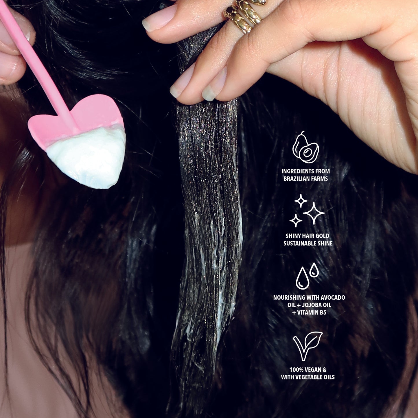 A hair mask with biodegradable gold glitter, avocado oil, jojoba oil and vitamin B. Vegan and Cruelty Free.